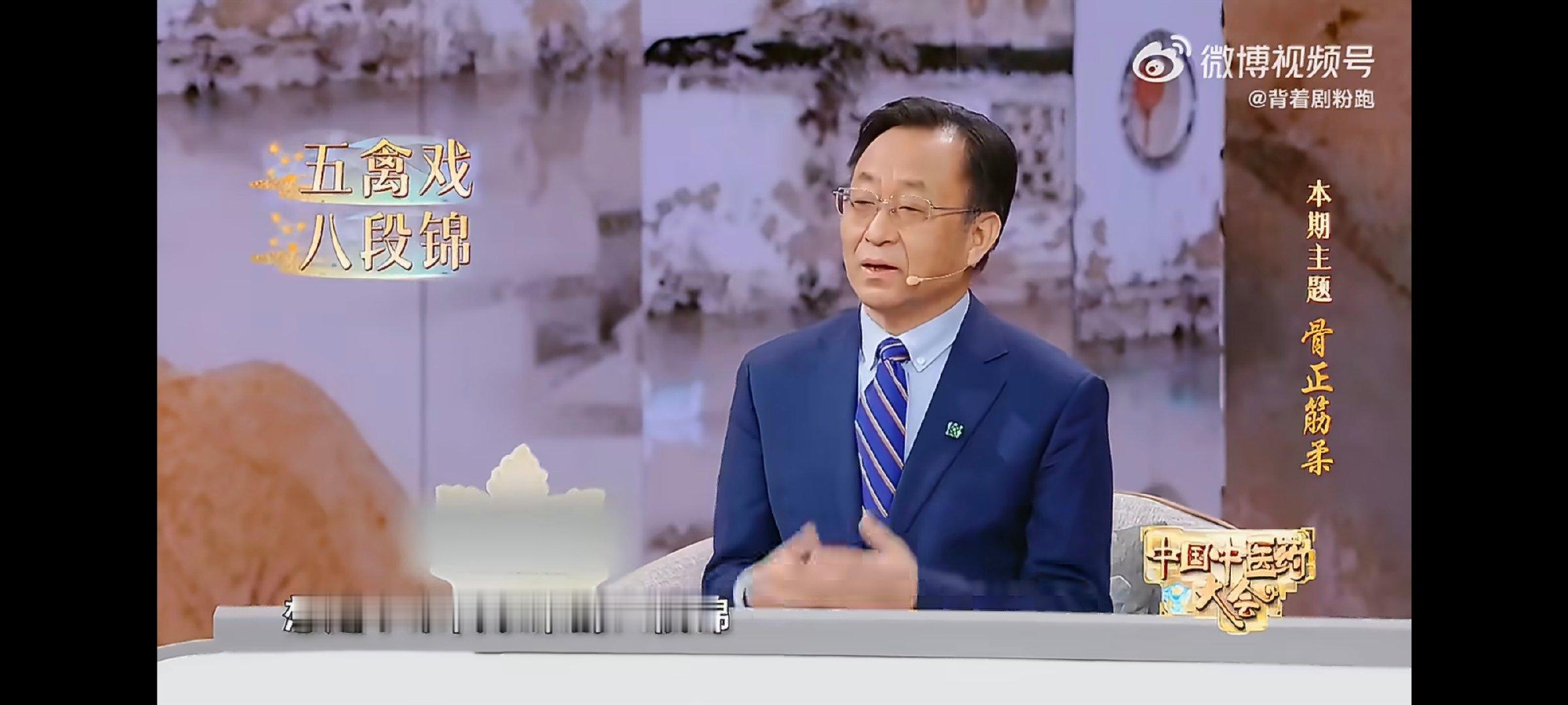 百岁老人偷偷在做的几件事不用追求复杂养生套路，跟着百岁老人学简单运动，坚持下去就