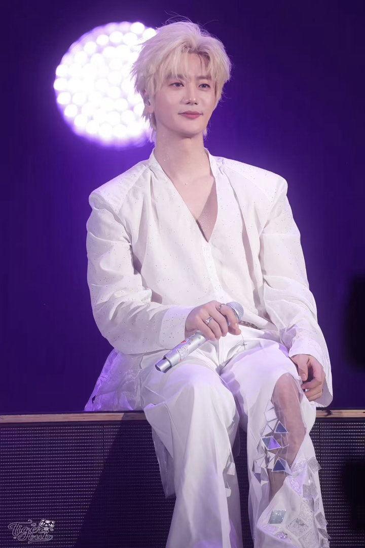 在陆虎演唱会被宠成小朋友陆虎天津演唱会 进场领礼物的时候还以为是小朋友专属，结果