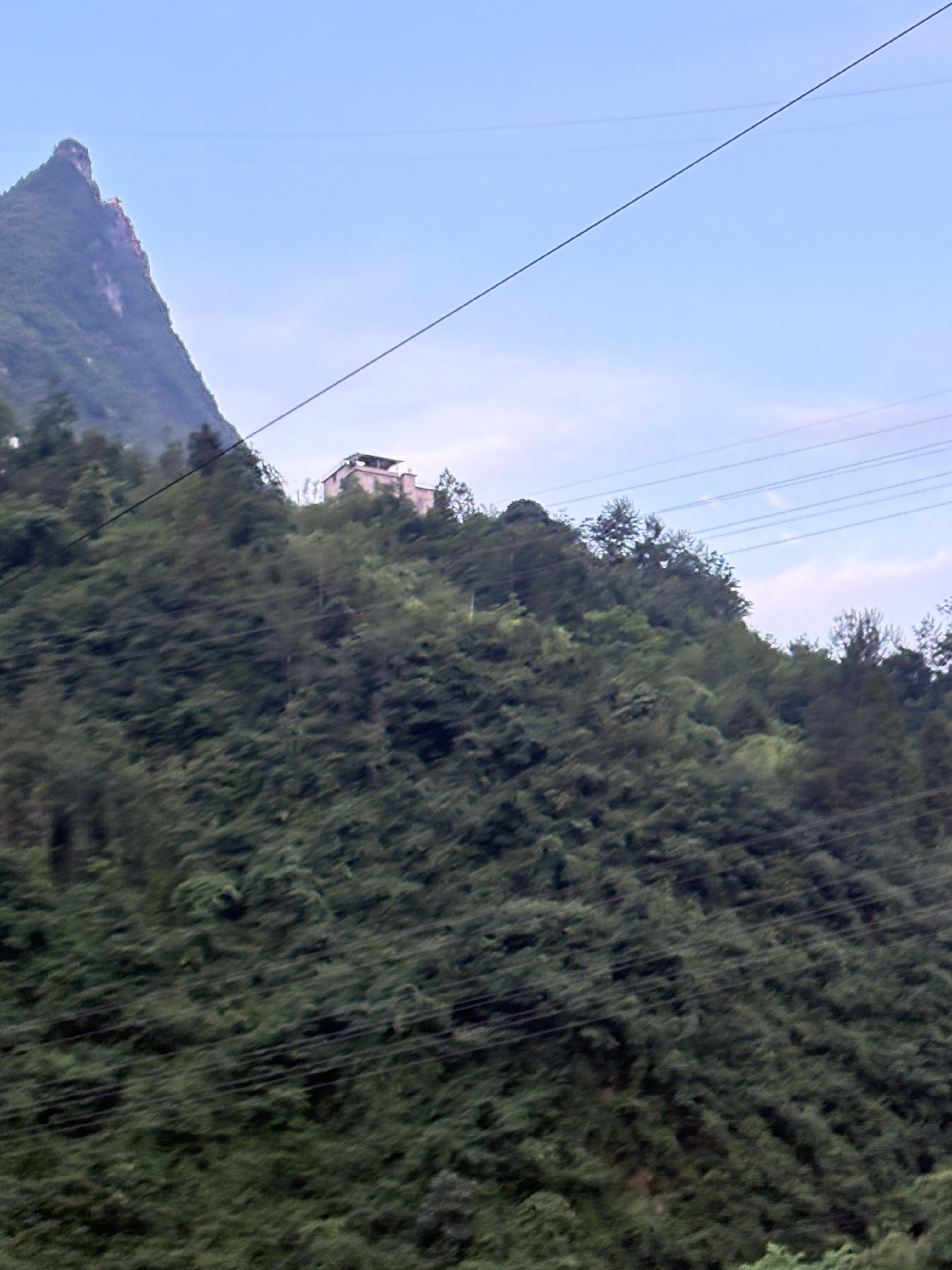 世界这么大，出去看看山河远阔，人间烟火，最好的时光在路上，见山是山、见水是水 