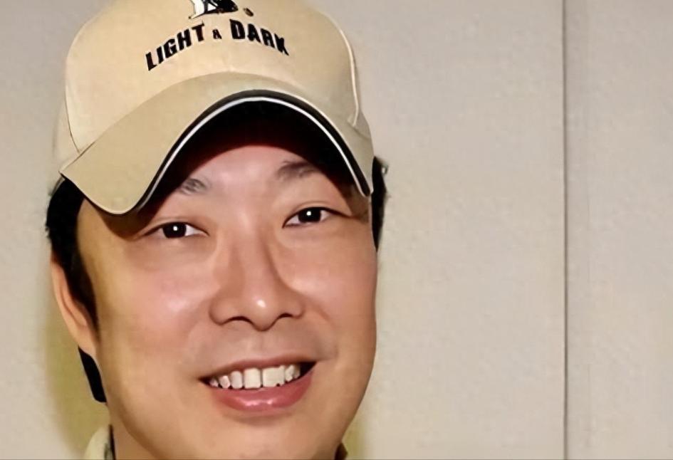 2025年深秋，台北淡水河边，一栋老宅里住着70岁的费玉清，也叫张彦亭，他退休了