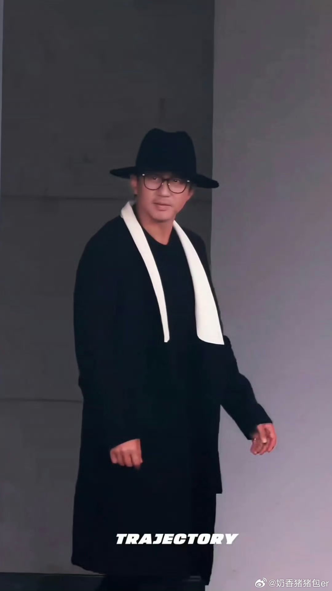 邓超等到孙俪出来才上车超哥依然很爱娘娘呀 