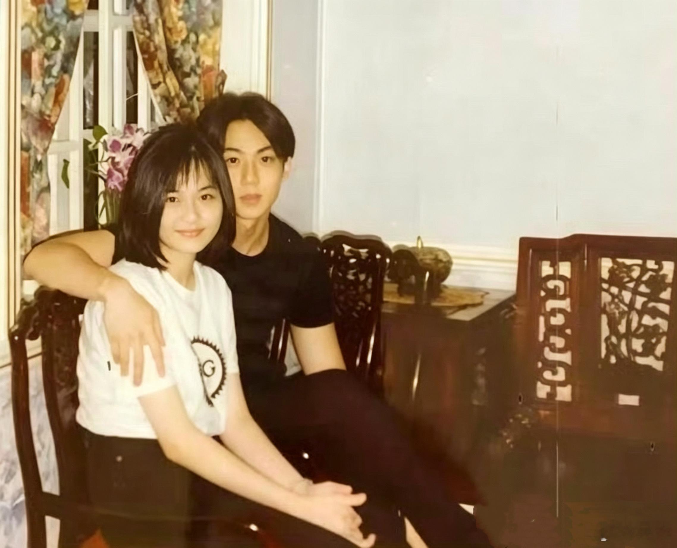 吴尊少年时与太太的合照，初吻发生在她家客厅。林丽莹相貌平平，家庭条件优越。 