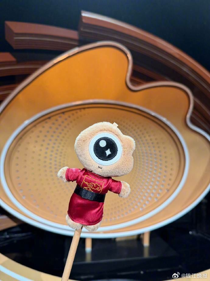 【#肖战藏海专属娃衣有点萌微博之夜#首次亮相，造型神还原剧中标志性服饰。#肖战捎