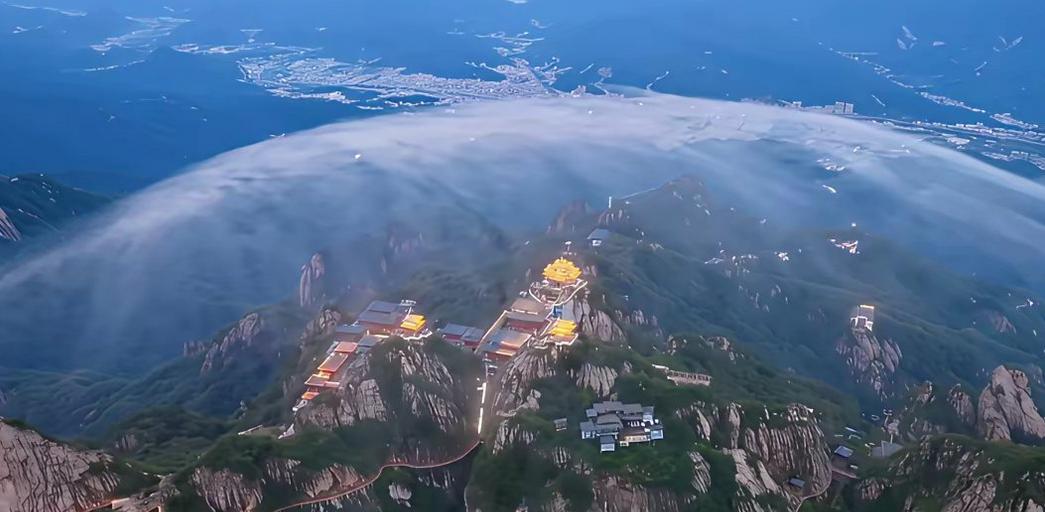 都说老君山有仙气，我原以为是传说。

直到亲眼看见云雾如透明巨碗倒扣山顶，我才信