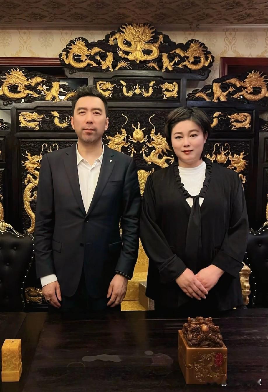 朋友分享于娜最新动态，她把头发剪短了，也瘦了一些，精神看着也好了很多，五官还是很