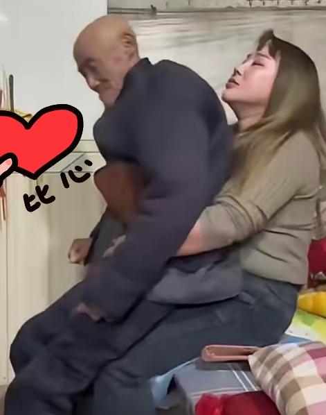 这样的儿媳妇咋样？
公公瘫痪多年，婆婆走的早，丈夫为了一家人的生活，不得不出去打