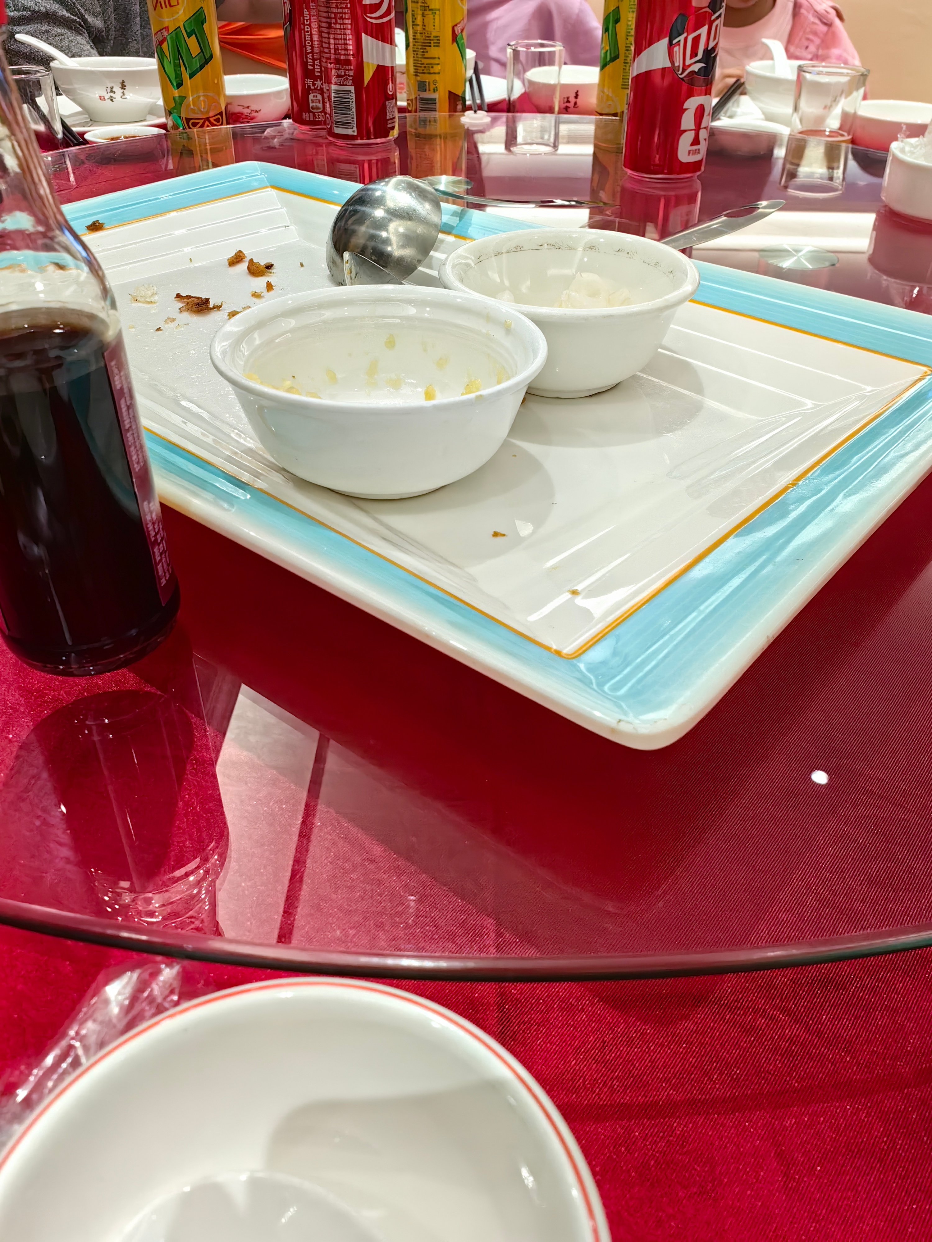 吃周岁宴。 