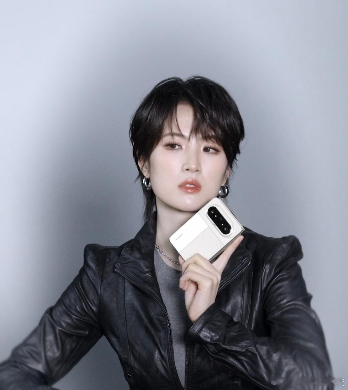 华为官宣PuraXMax先锋大使 太酷了，姚安娜的飒气与王安宇的型格，跟大阔折的