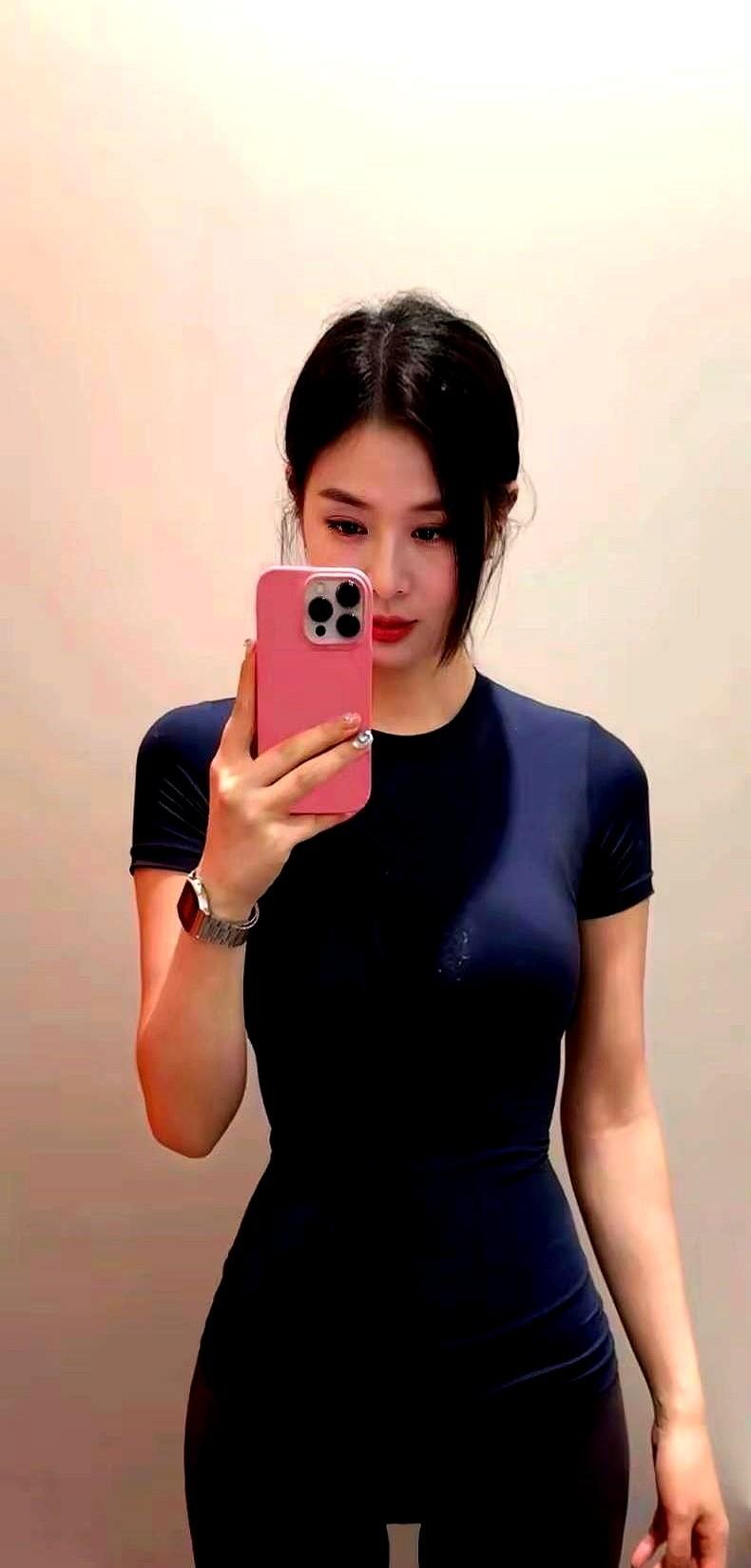 还是暗示加班太卷

一条瑜伽裤能进会议室，说明大家把舒服留给自己，把紧绷藏进心里