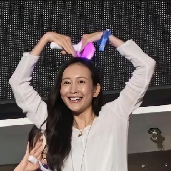 我开始有点理解王鸥了。
她哪里都好，
但有一个"缺点"要不得，
她太不在乎了。