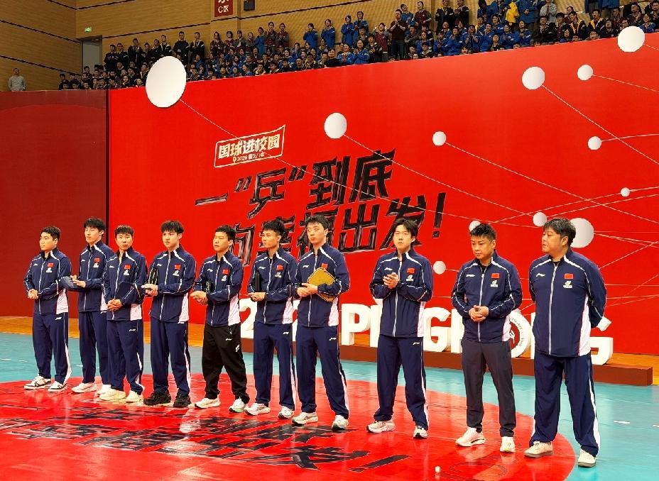 王皓带着他的“解药”和一堆“逆子”，
参加重庆八中进校园活动，
不得不说这一排男