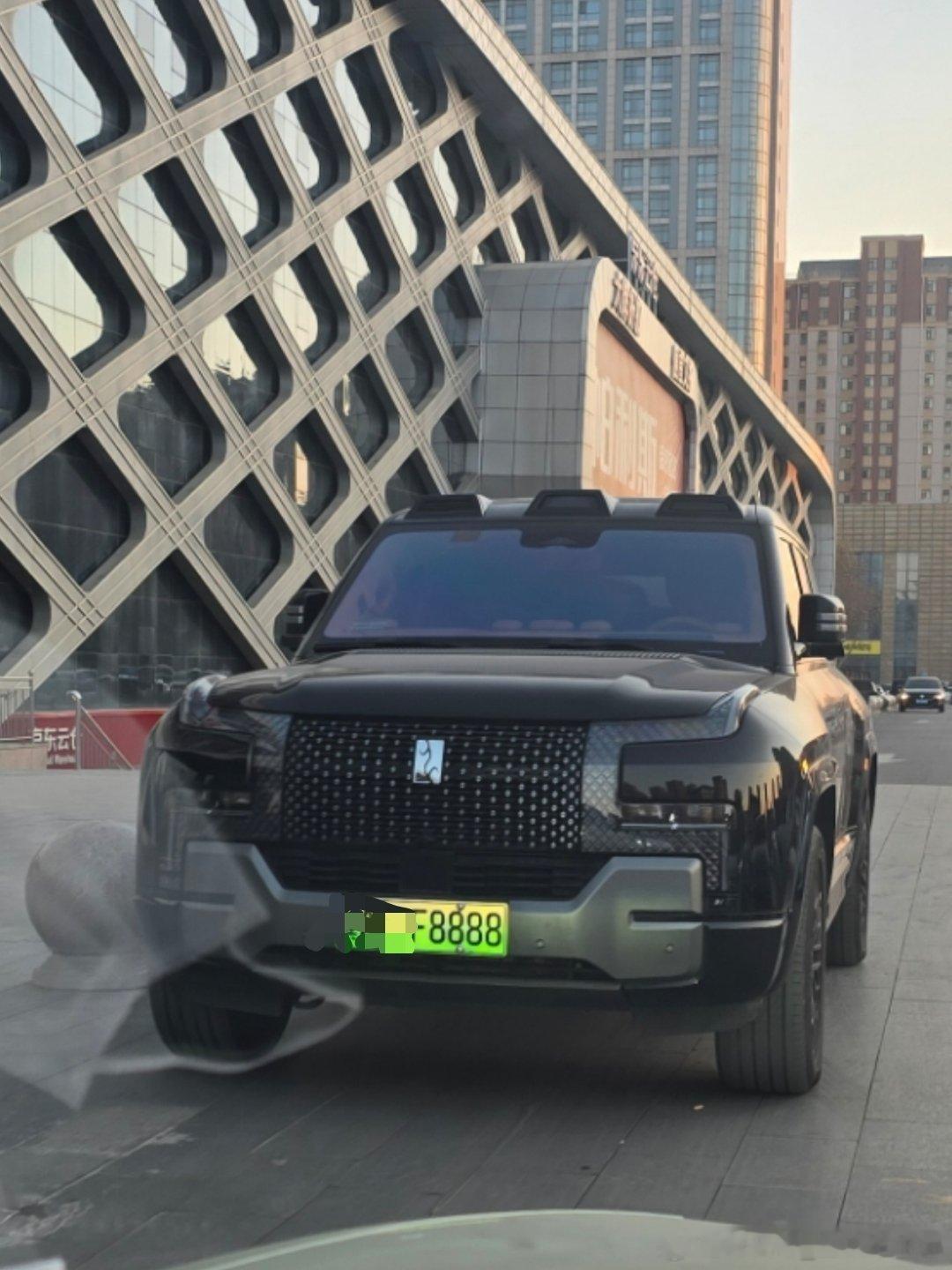 仰望u8仰望u8l比亚迪 车不错，车牌也很牛