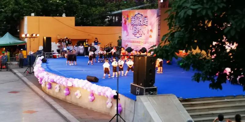 说《心愿便利贴》像幼儿园文艺汇演，还真有点那么回事。这首歌旋律简单欢快，节奏轻松