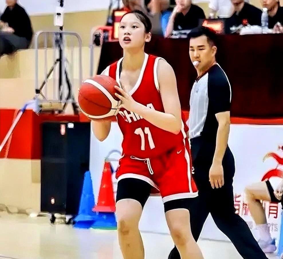 半场21分，中国女篮U17的李沅珊，今天就是要把拉脱维亚防线打穿。

上一场打西