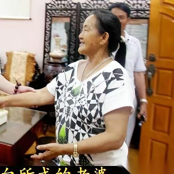 以下这名看似朴实无华的妇女便是白所成妻子李小所。丈夫和六名儿女抓的抓，逃的逃，白