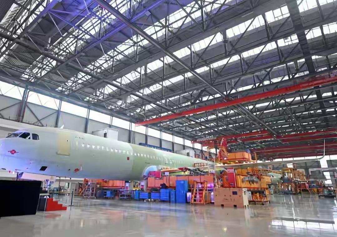 熊猫工业又一次创造惊喜！
全球首台1230吨
蒙皮拉伸机正式亮相，
一举突破了国