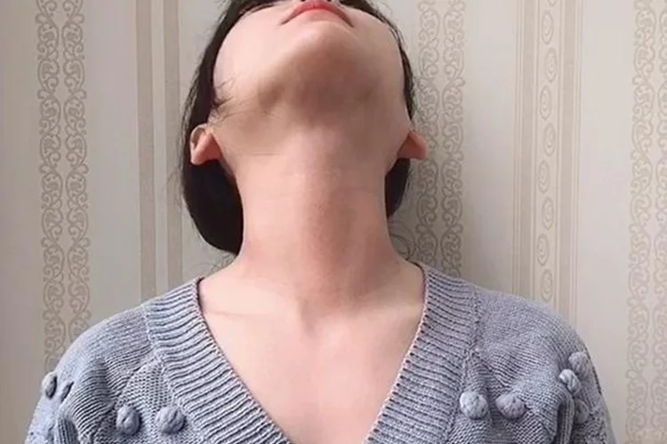 女性仰起头正常脖子的图片
