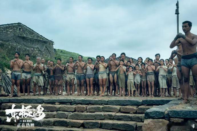 人民网评东极岛 历史的重量藏在东极岛的山海之间，那些曾在这里发生的故事，是先辈们