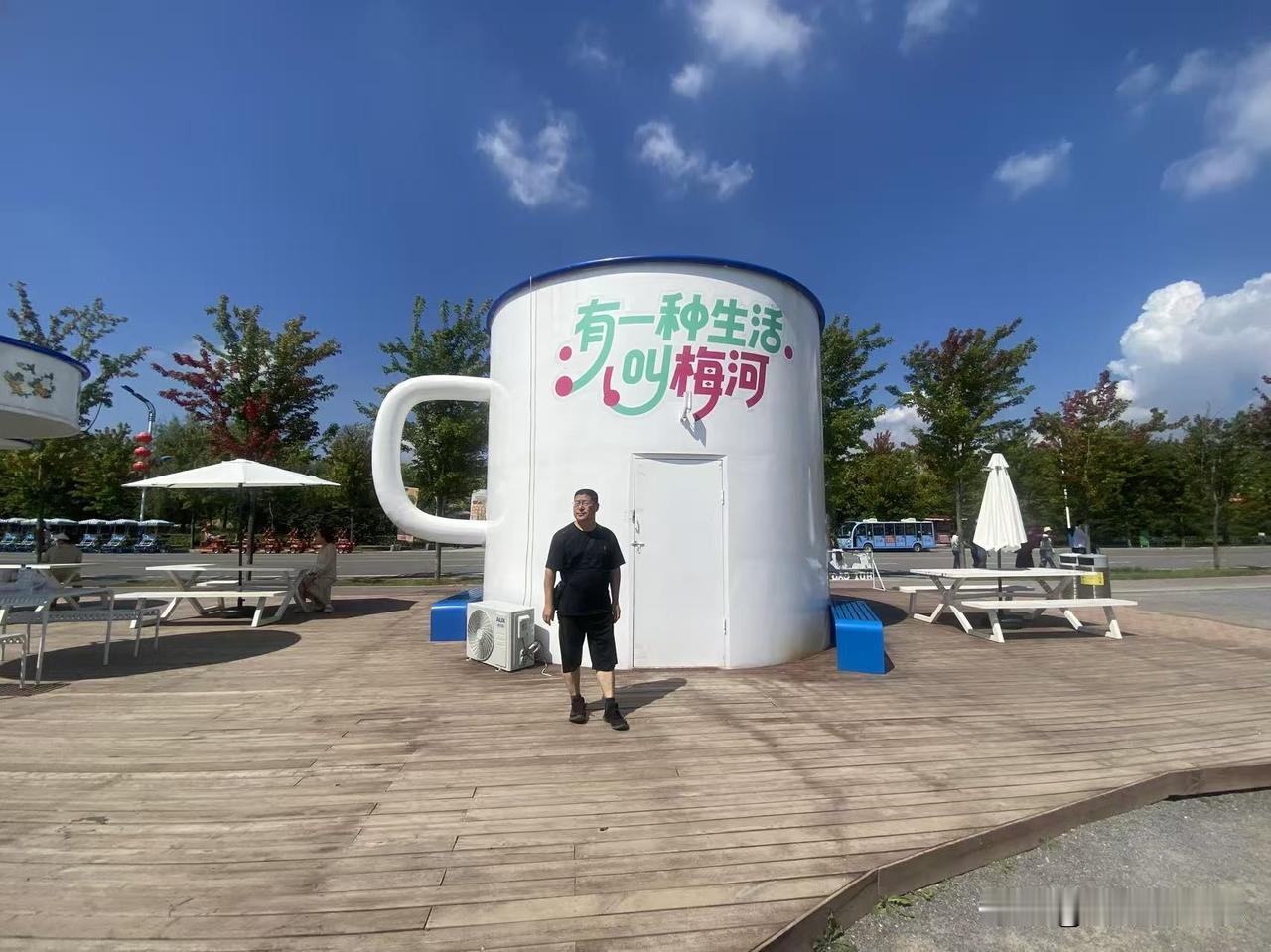 我前几年买了十万元钱基金，想发点小财，结果不出所料，六个月就挣了将近一万元，我喜