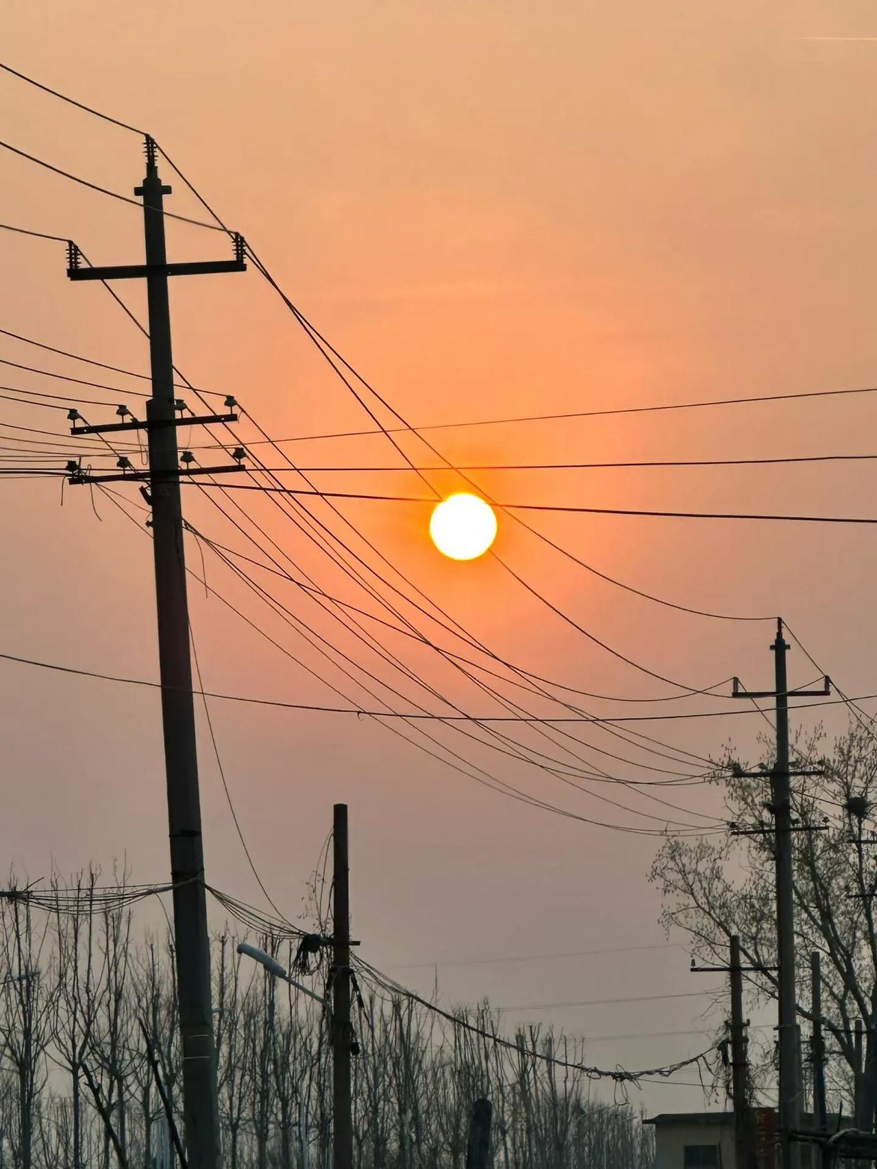 明知夕阳留不往，
却将心事赋黄昏，
如若再回初见时，
只看黄昏不看人。