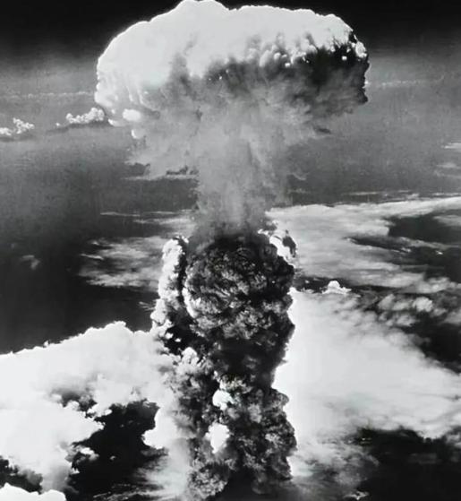 1945年，两颗原子弹落下后，日本不愿投降，并坚信美国人没有第三颗原子弹，可后来
