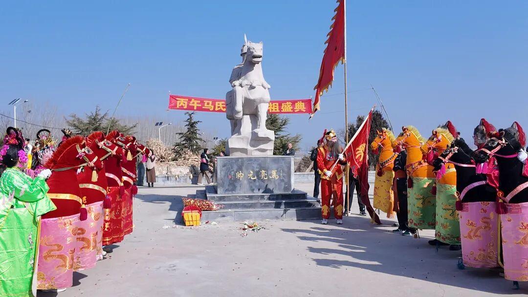 天南地北大拜年新春佳节，青岛莱西市夏格庄镇举行了一场别开生面的跑竹马展演！跑竹马