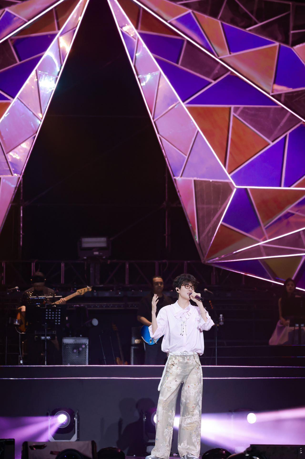 许嵩明天上线3首新歌 九专《安泊猜想》曲目4、5、6明天上午十点全平台同步上线！