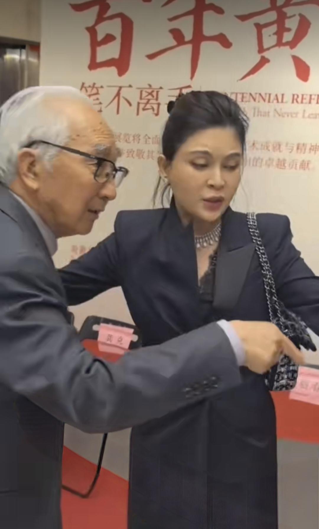 92 岁的靳尚谊先生携46岁的妻子祁艳女士出席活动被好事者拍到！ 靳先生精神矍铄