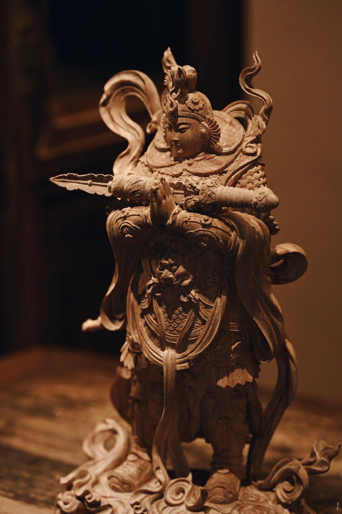 香樟木“韦陀”木材质地温润，自带清雅樟香。造像神态端严沉静，面相祥和。身披铠甲，