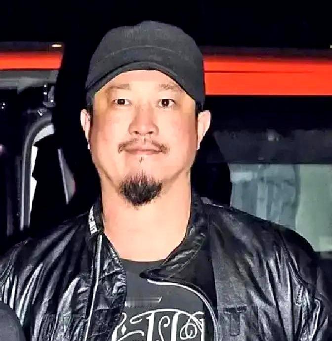 看到陈子聪从锁骨到肚脐那条长长的手术疤，真的让人揪心。
 

他在澳洲搬重物时主