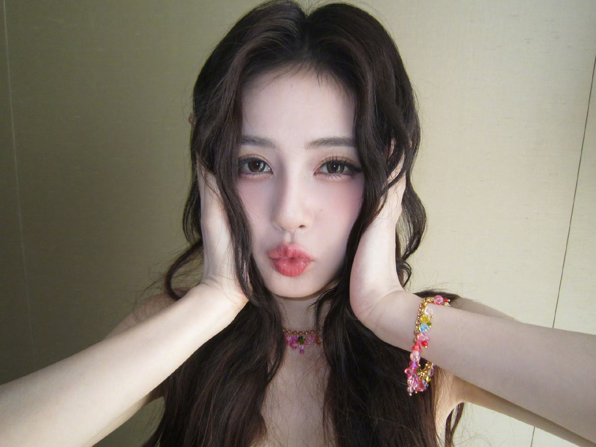 白鹿入夏ccd入夏ccd好有生命力！像喝了一杯清爽的芭乐草莓汁活人感拍照姿势速速