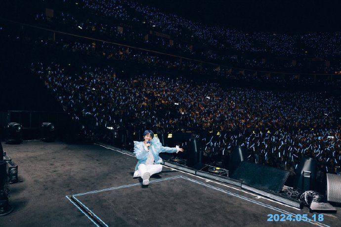 #周深五月好多惊喜# 深深的巡演太有爱了，爱会延续 点亮希望灯火 ​​​