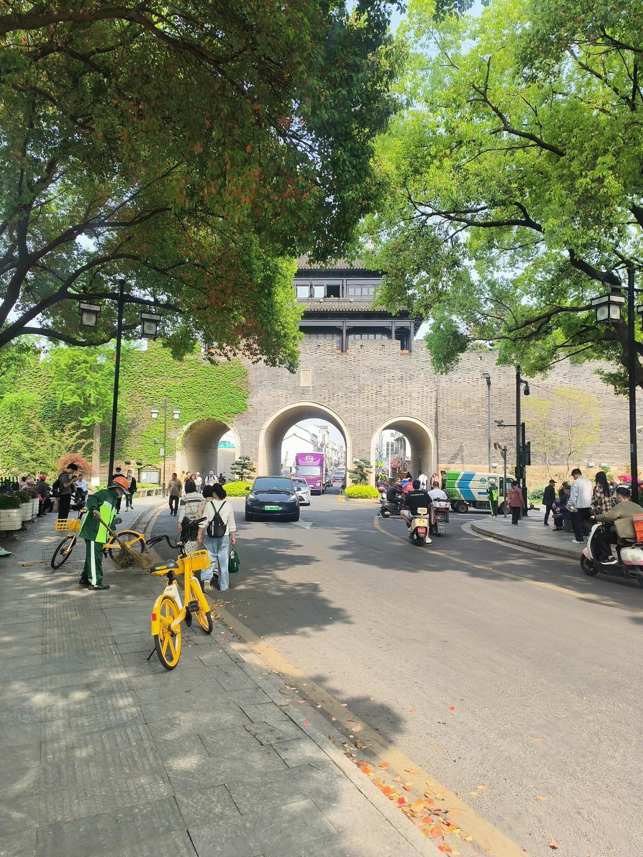 苏州的阊门，始建于公元前514年，春秋时由伍子胥主持建造，阊门位于苏州古城西北，