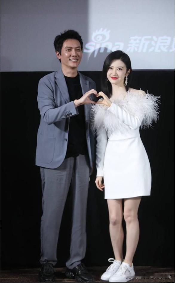和冯绍峰合影的这一位美女演员是谁？本人看起来特别矮小一只，身材五五分，没有电视上