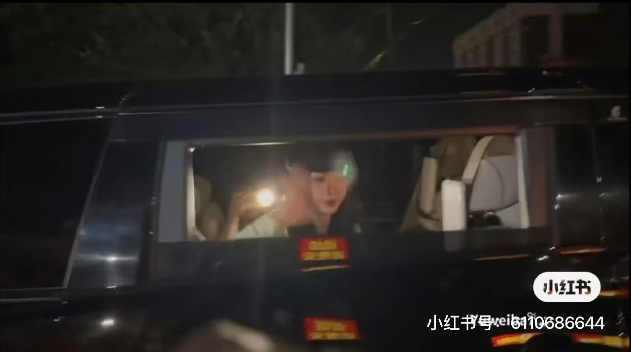 总结:  侯明昊粉丝拿激光笔照射虞书欣，虞书欣粉丝正常维权虞书欣侯明昊粉丝虞书欣