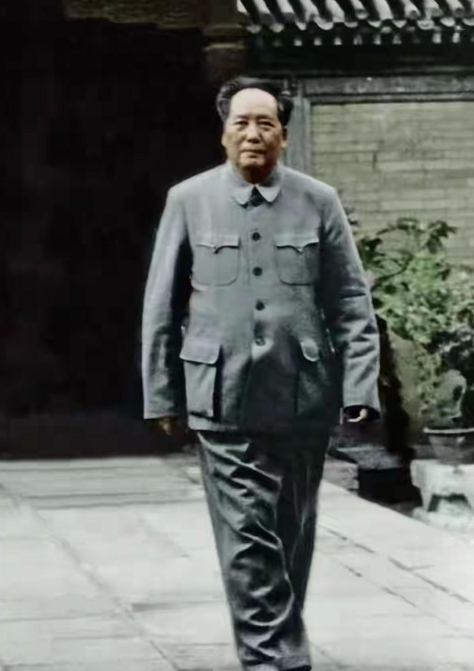 饮水思源，忆史怀恩。凝视伟人画像，回望峥嵘岁月，方知今日和平繁华，皆是先辈以奋斗