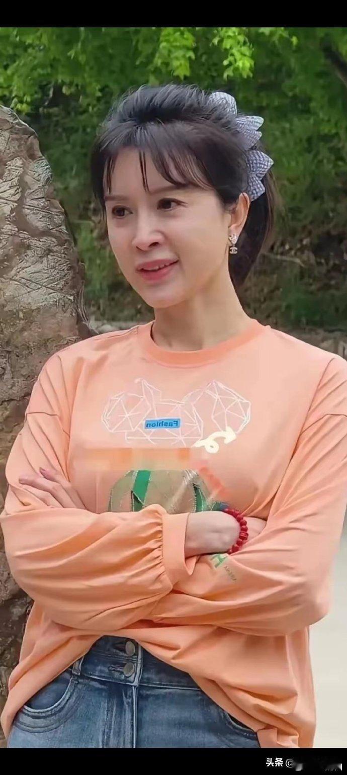 金巧巧在蓟县黄崖关长城被偶遇，50 岁着装显嫩似少女，然面部僵硬，模样大变。 ​