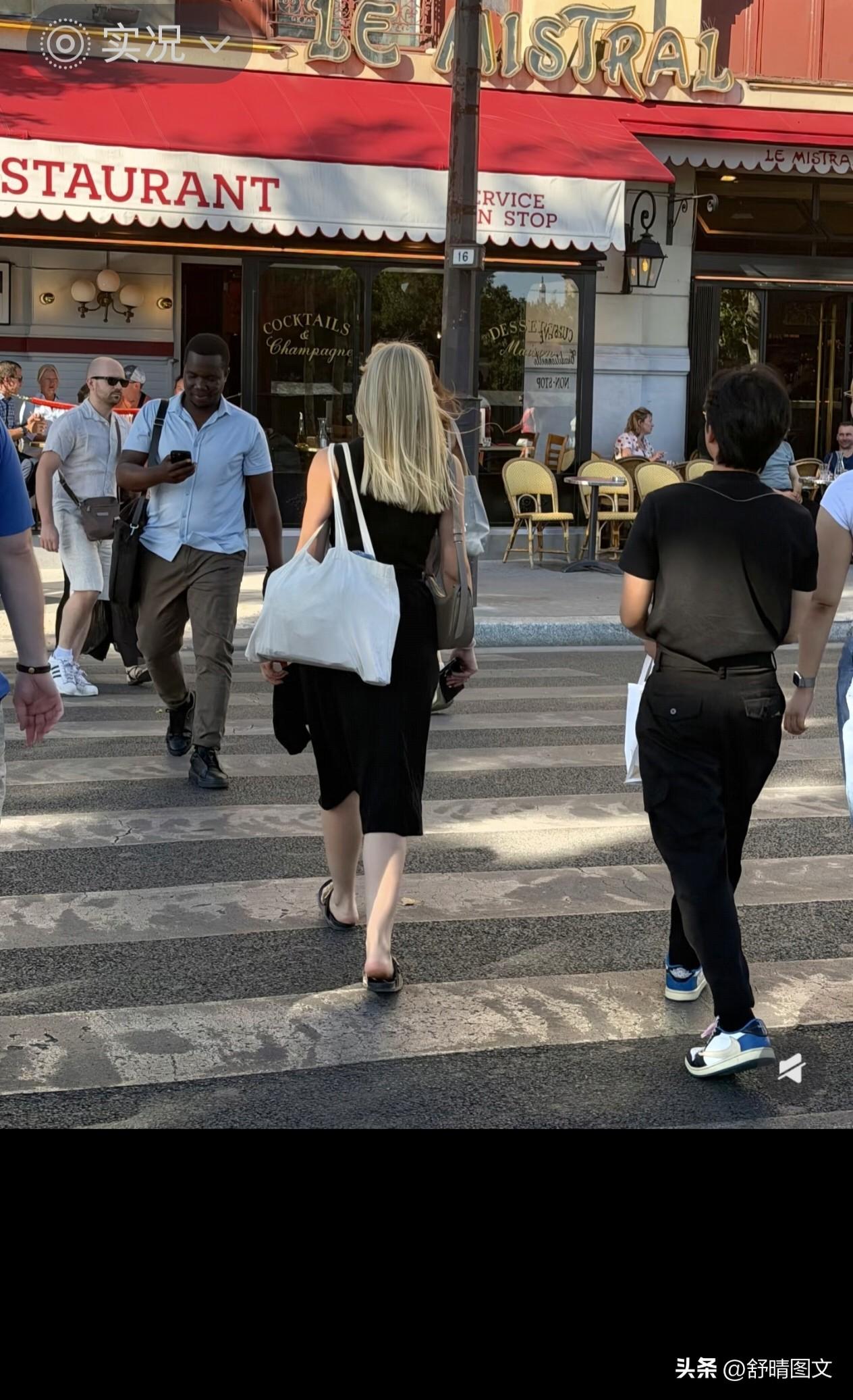 法国女人背包，
一点也不大牌，反而简简单单的帆布包让浪漫的法国女人更松弛。