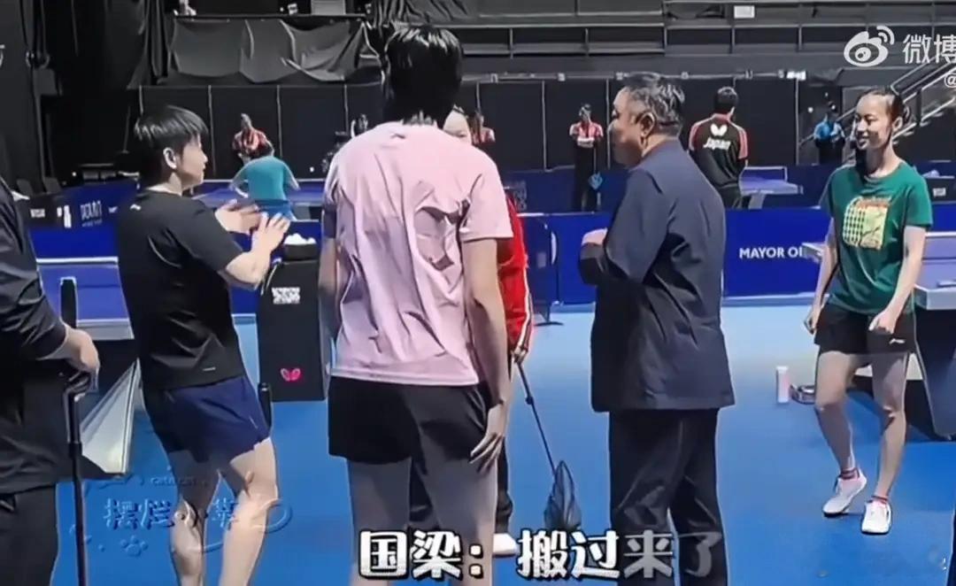 刘国梁来到训练馆看望国乒全队，孙颖莎看到刘主席朝着自己走过来，向前迎上去问，“你