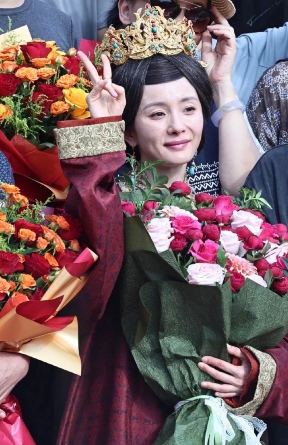 杨幂新剧杀青让我们祝贺杨幂的《江山大同》正式杀青 