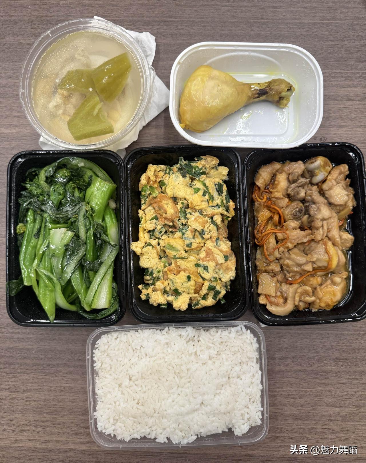 周一到周六的工作午餐，我把这个餐叫做“艰苦奋斗餐”。虽然比上不足，比下也好不了哪