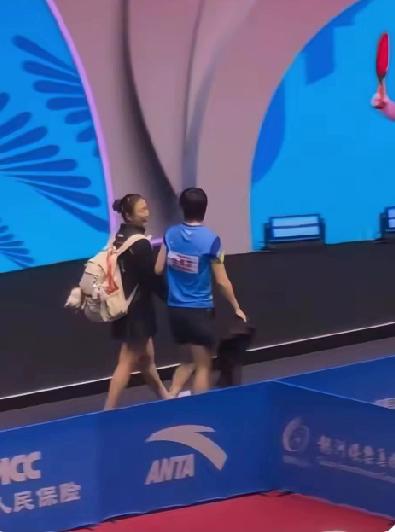 陈梦0-4不敌王曼昱后，和对手相视一笑，背着挂可爱玩偶的背包并肩离场，一路有说有