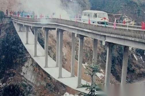 图纸拿反了！
哈哈，一群所谓的“专家”看着那座悬在峡谷上，桥身向下凹陷的怪桥，当