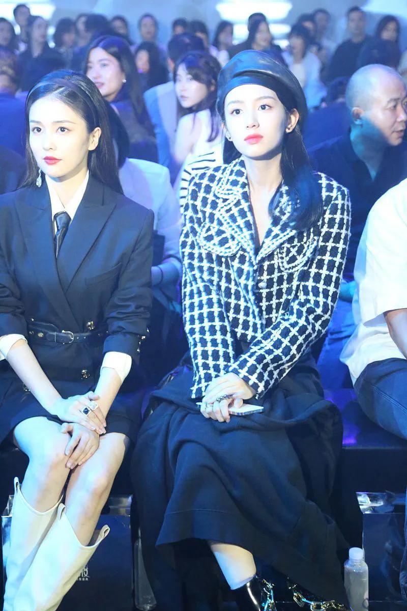 白鹿和周也同框而坐，两个女明星的高颜值加在一起简直是视觉享受，不仅脸好看，细长腿