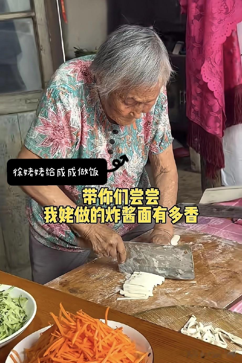 今天“八零徐姥姥”的账号，依然没更新，停留在了8月15日做黄桃罐头的那条。

记
