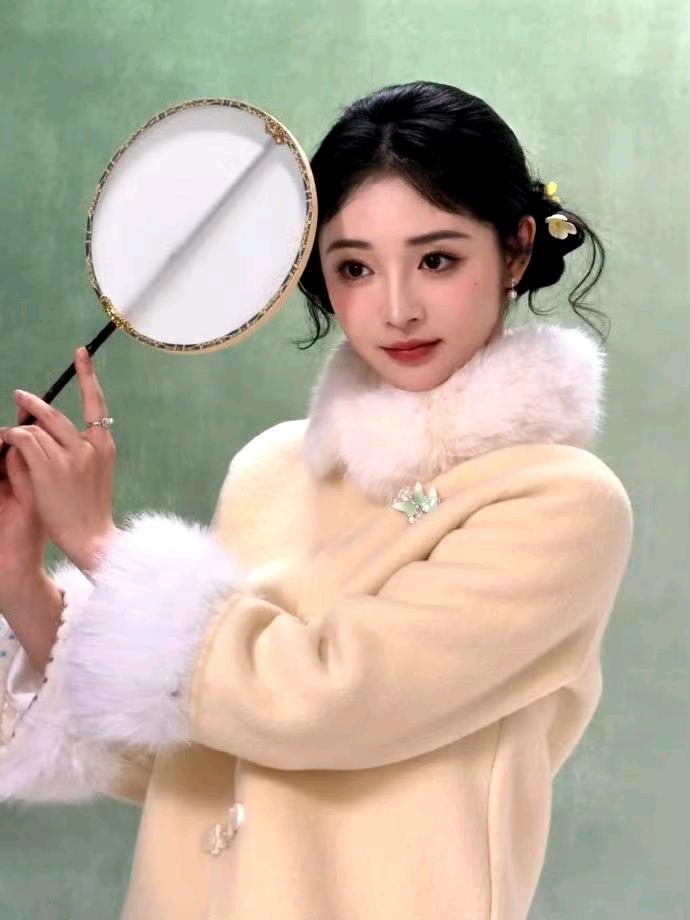 冬日暖阳下的温柔少女，手持圆镜，优雅动人。周洁琼！