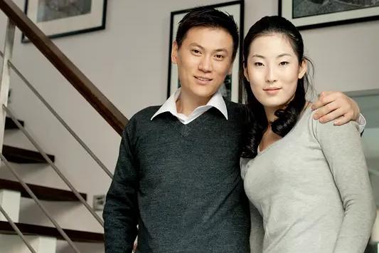 婚姻如同人的一双手，想要相守长久，全靠左右手彼此托举、互相体谅。左手疲惫乏力，右