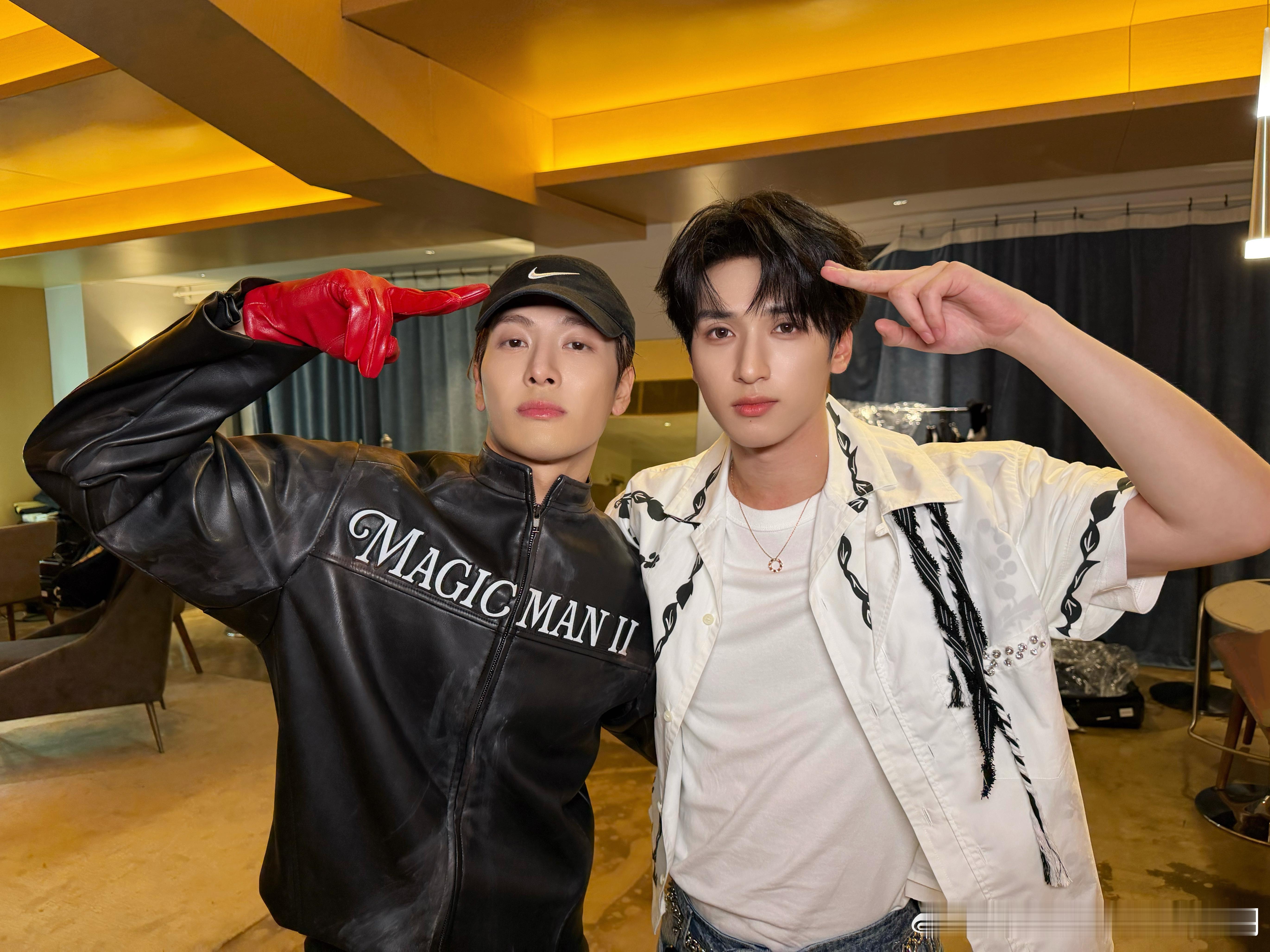 王嘉尔✖️严浩翔 帅哥同框 📷 