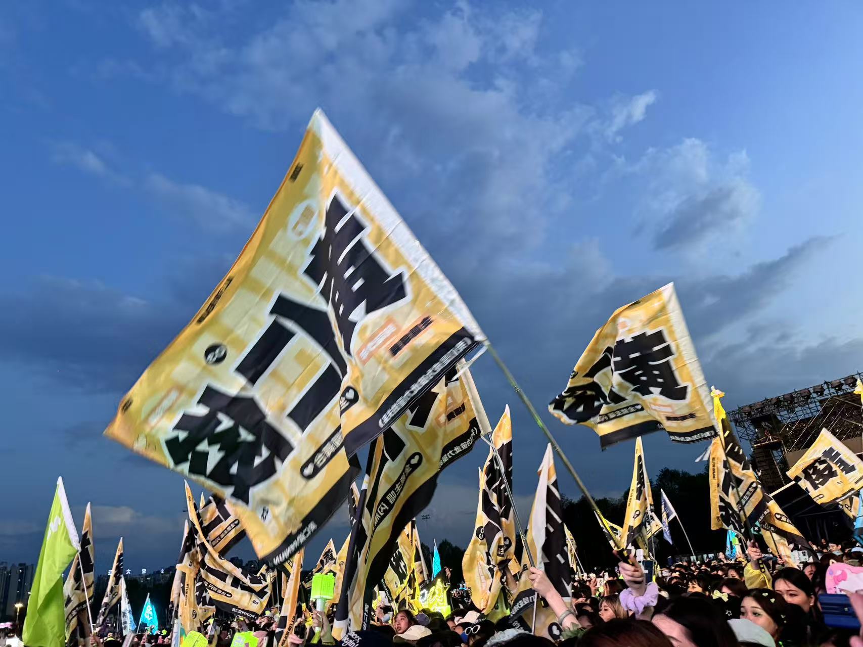 钟辰乐只p自己 黄仁俊放原图钟辰乐也参加音乐节了？我怎么只看到黄仁俊家粉丝的应援