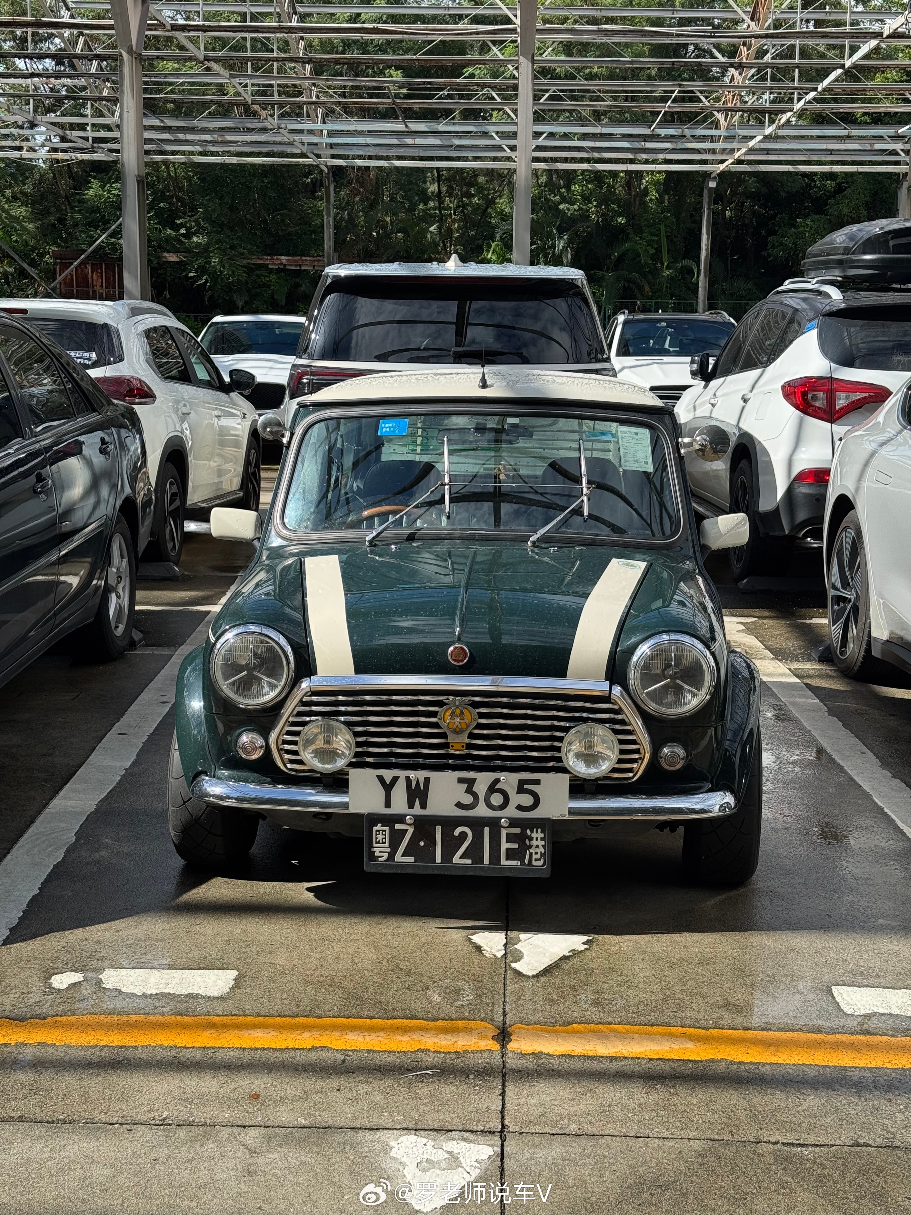 偶遇憨豆先生同款mini，这样经典的老爷车，放在一众现代车型里面，太帅太吸睛了，
